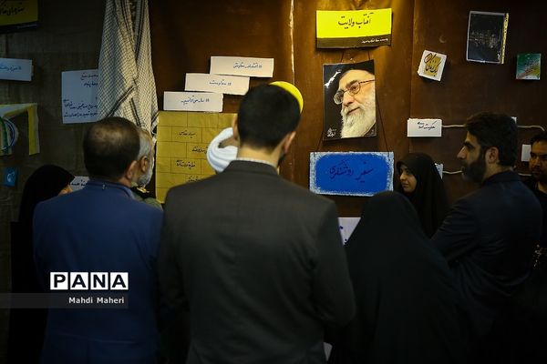 بازدید معاون حقوقی و امور مجلس وزارت آموزش و پرورش  از نمایشگاه مدرسه انقلاب در مدرسه دخترانه اسلامی علوی