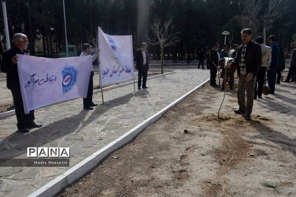 کاشت ۴۰ اصله نهال با یادمان ارتباطی فراگیر