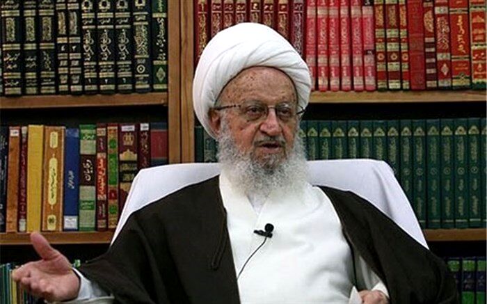 واکنش مکارم شیرازی به افراطیون قم: انقلاب را دوستان داخلی نابود می‌کنند نه دشمنان خارجی