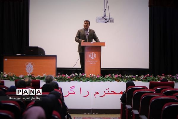 بازدید سرزده مدیرکل آموزش و پرورش شهر تهران از اداره منطقه 18