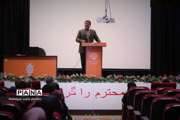 بازدید سرزده مدیرکل آموزش و پرورش شهر تهران از اداره منطقه 18