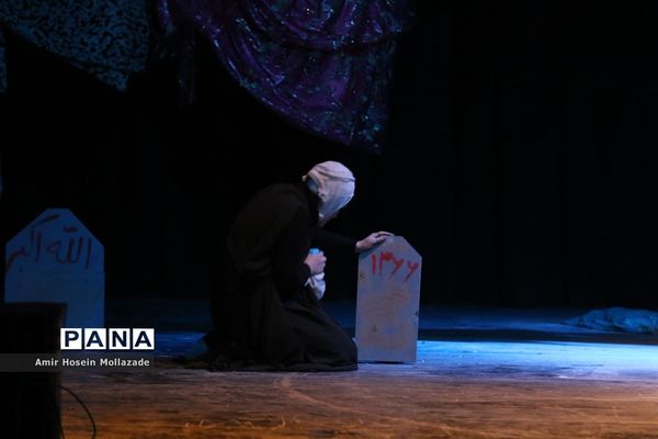 اجرای نمایش « وقتی همه قهرمان باشند »