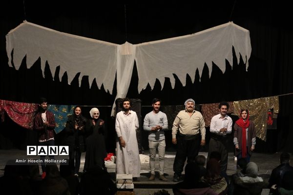 اجرای نمایش « وقتی همه قهرمان باشند »