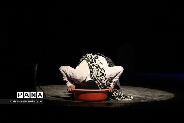 اجرای نمایش « وقتی همه قهرمان باشند »