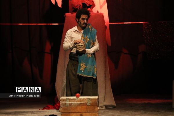 اجرای نمایش « وقتی همه قهرمان باشند »