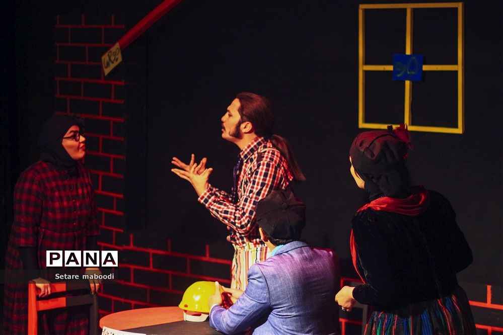 اجرای نمایش «آوازه خوان طاس»