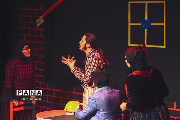 اجرای نمایش «آوازه خوان طاس»