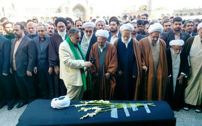 پیکر آیت‌الله مومن در حرم مطهر حضرت معصومه(س) دفن شد