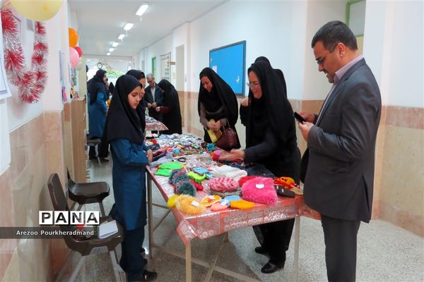 آیین افتتاحیه بازارچه کارآفرینی دبیرستان فرزانگان شهدا اردکان