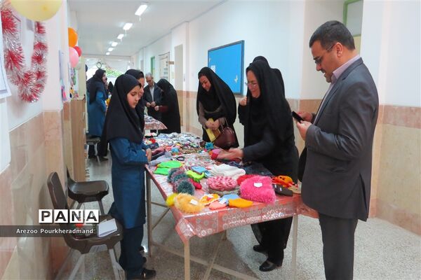 آیین افتتاحیه بازارچه کارآفرینی دبیرستان فرزانگان شهدا اردکان