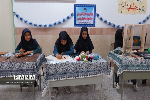 آیین افتتاحیه بازارچه کارآفرینی دبیرستان فرزانگان شهدا اردکان