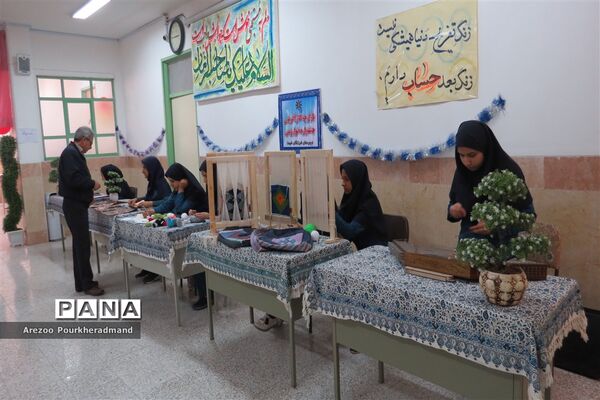 آیین افتتاحیه بازارچه کارآفرینی دبیرستان فرزانگان شهدا اردکان