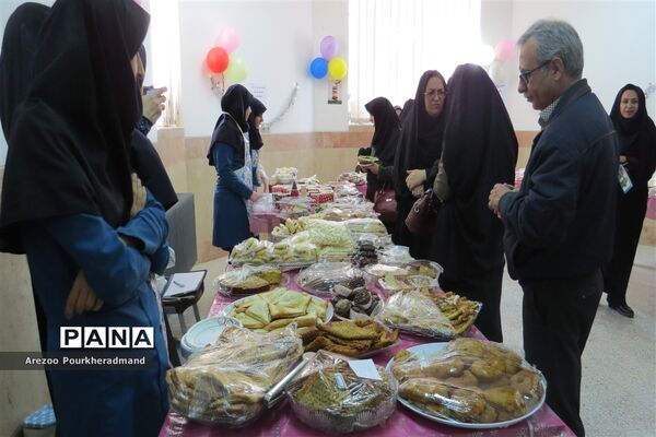 آیین افتتاحیه بازارچه کارآفرینی دبیرستان فرزانگان شهدا اردکان
