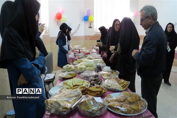 آیین افتتاحیه بازارچه کارآفرینی دبیرستان فرزانگان شهدا اردکان