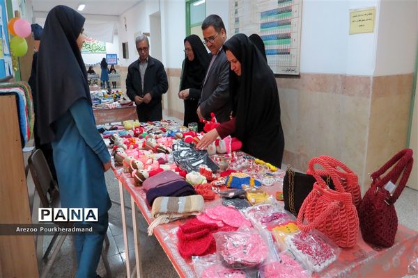 آیین افتتاحیه بازارچه کارآفرینی دبیرستان فرزانگان شهدا اردکان