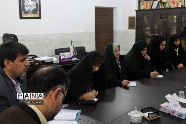 دیدار صمیمی مجامع سازمان دانش‌آموزی استان قم با مدیرکل آموزش و پرورش