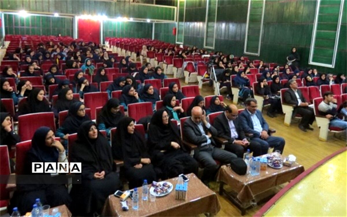 دبیرستان فرزانگان دوره دوم کارسوق نجوم برگزار کرد