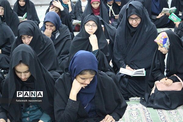 برگزاری دعای ندبه در دبیرستان دخترانه اسحاقیه یزد