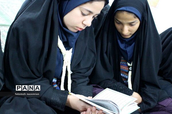 برگزاری دعای ندبه در دبیرستان دخترانه اسحاقیه یزد