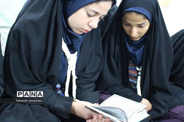 برگزاری دعای ندبه در دبیرستان دخترانه اسحاقیه یزد