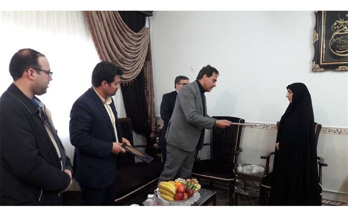 از همکار فرهنگی فرزند شهید در منطقه سجاسرود تجلیل شد