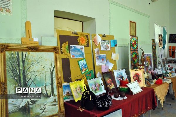 نمایشگاه  توانمندی‌های بانوان استان خراسان جنوبی در هنرستان کوثر