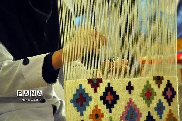 نمایشگاه  توانمندی‌های بانوان استان خراسان جنوبی در هنرستان کوثر