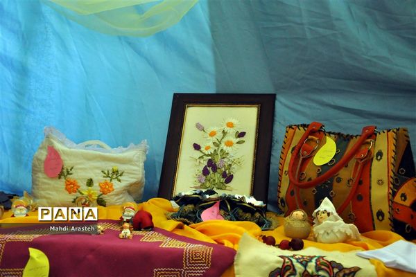 نمایشگاه  توانمندی‌های بانوان استان خراسان جنوبی در هنرستان کوثر