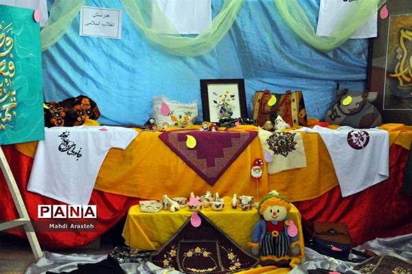 نمایشگاه  توانمندی‌های بانوان استان خراسان جنوبی در هنرستان کوثر