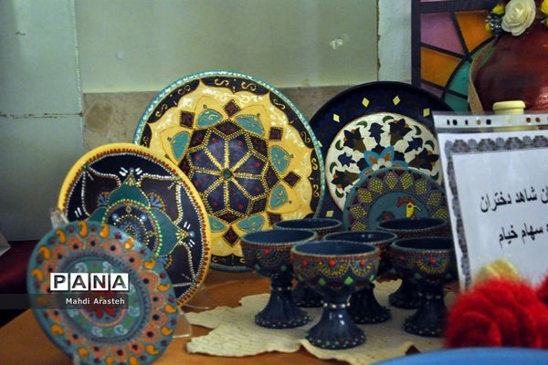 نمایشگاه  توانمندی‌های بانوان استان خراسان جنوبی در هنرستان کوثر