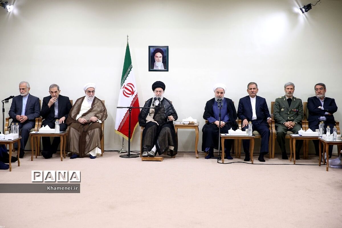رهبر انقلاب:  بهبود اقتصاد کشور را به چیزی که از اختیار ما خارج است، گره نزنید