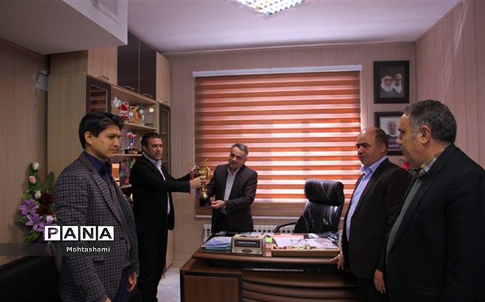 اهداء کاپ قهرمانی مسابقات تنیس روی میزکارکنان دستگاه های اجرایی کشور به مدیر کل آموزش وپرورش خراسان شمالی