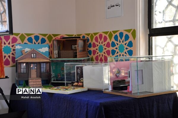 نمایشگاه توانمندی‌های بانوان استان خراسان جنوبی در هنرستان رسالت