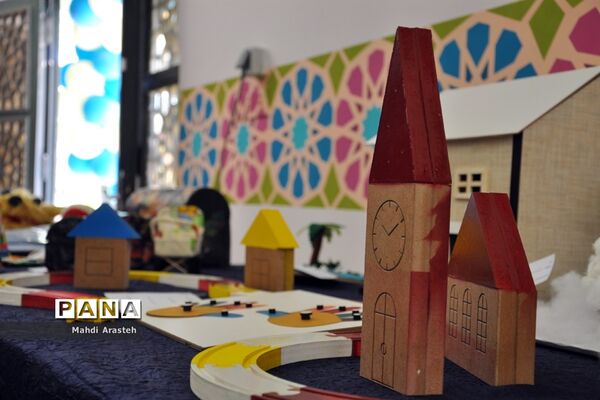 نمایشگاه توانمندی‌های بانوان استان خراسان جنوبی در هنرستان رسالت