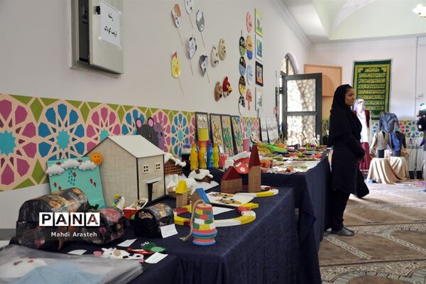 نمایشگاه توانمندی‌های بانوان استان خراسان جنوبی در هنرستان رسالت