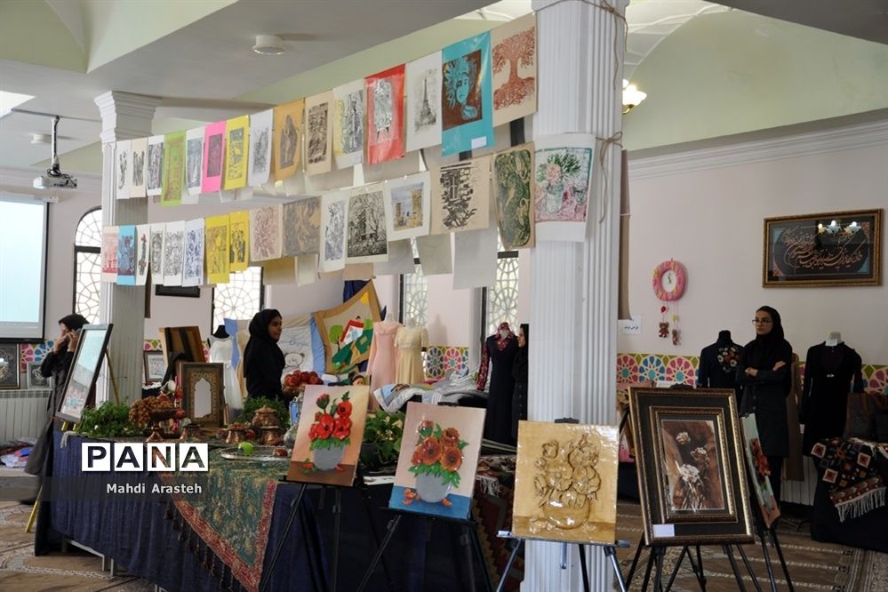 نمایشگاه توانمندی‌های بانوان استان خراسان جنوبی در هنرستان رسالت