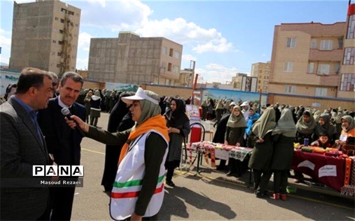 بازارچه کار و فناوری دانش آموزی در میانه افتتاح شد