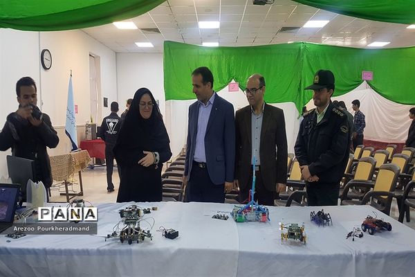 آیین افتتاحیه نمایشگاه توانمندی‌های دانش‌آموزی دبیرستان شهید رحیمی‌فر میبد