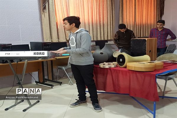 آیین افتتاحیه نمایشگاه توانمندی‌های دانش‌آموزی دبیرستان شهید رحیمی‌فر میبد