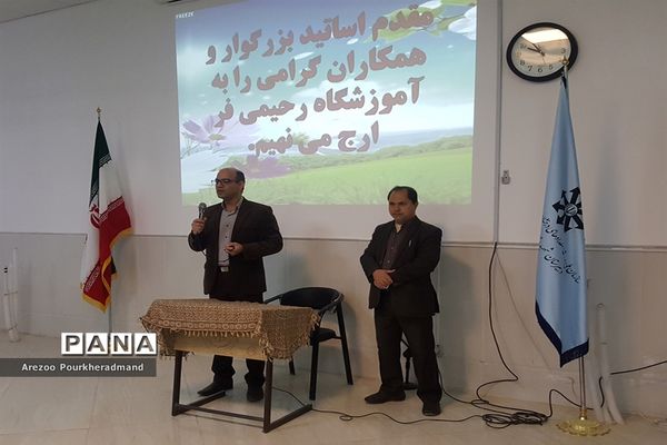 آیین افتتاحیه نمایشگاه توانمندی‌های دانش‌آموزی دبیرستان شهید رحیمی‌فر میبد