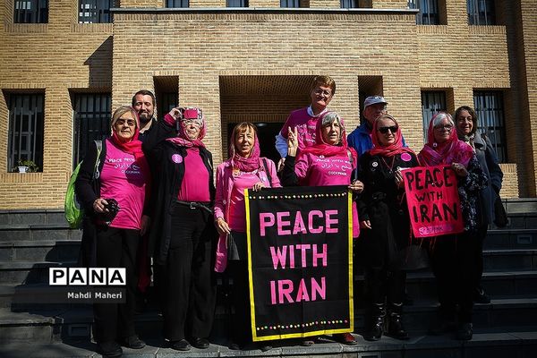 بازدید فعالان ضدجنگ آمریکایی از باغ موزه قصر