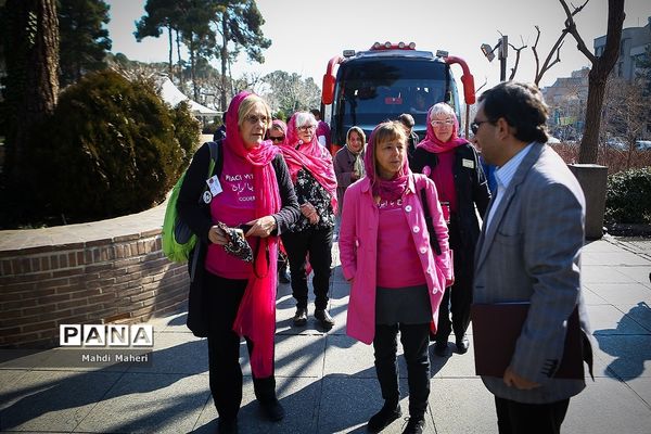 بازدید فعالان ضدجنگ آمریکایی از باغ موزه قصر