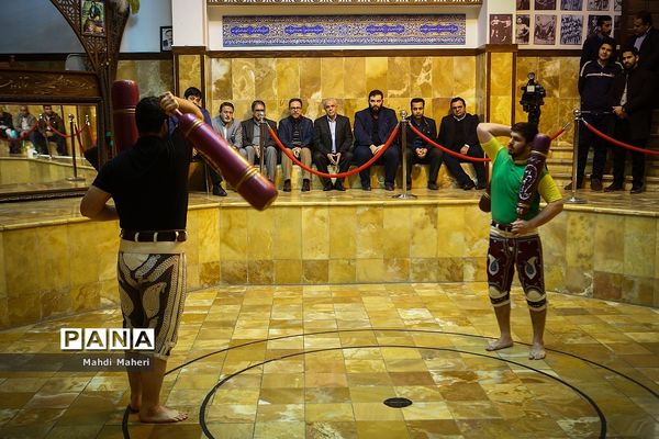 بازدید فعالان ضدجنگ آمریکایی از باغ موزه قصر