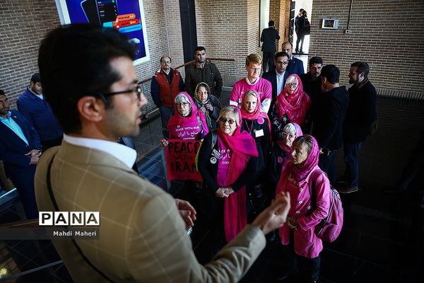 بازدید فعالان ضدجنگ آمریکایی از باغ موزه قصر
