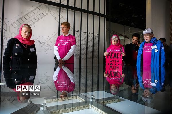 بازدید فعالان ضدجنگ آمریکایی از باغ موزه قصر