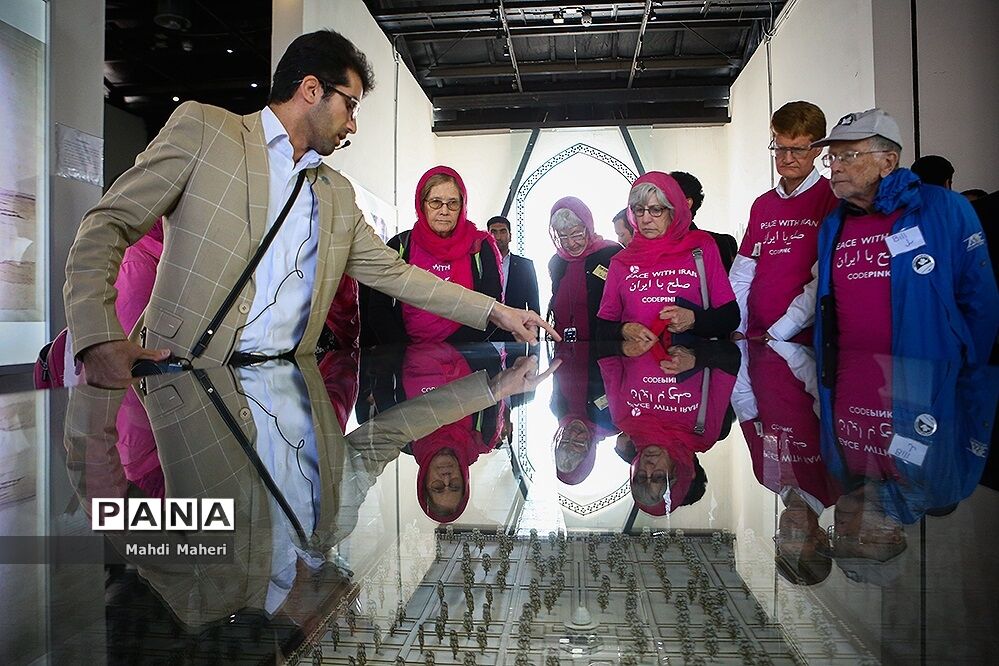بازدید فعالان ضدجنگ آمریکایی از باغ موزه قصر