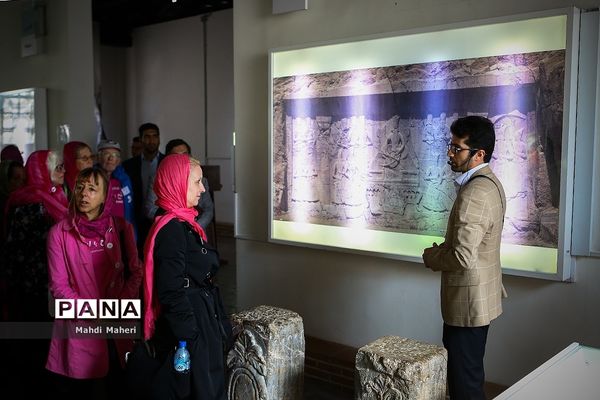 بازدید فعالان ضدجنگ آمریکایی از باغ موزه قصر