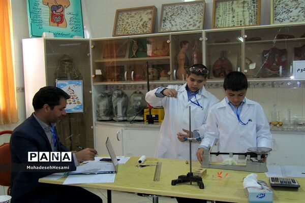 بازدید آموزش و پرورش از مسابقات آزمایشگاه جشنواره نوجوان خوارزمی در دبیرستان نمونه کاشی نیلوفر