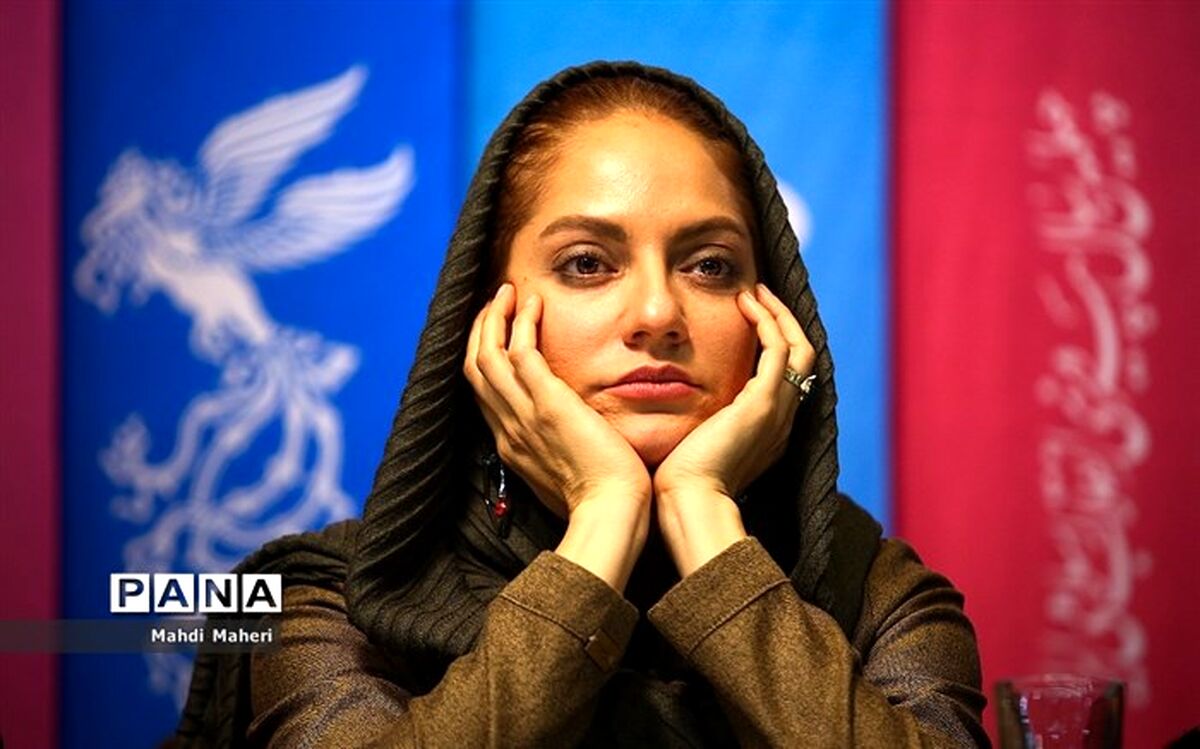 عکس یادگاری مهناز افشار با زنان ملی پوش فوتبال