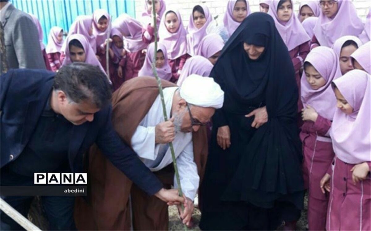 نواخته شدن زنگ طبیعت در روز درختکاری در مدارس زواره